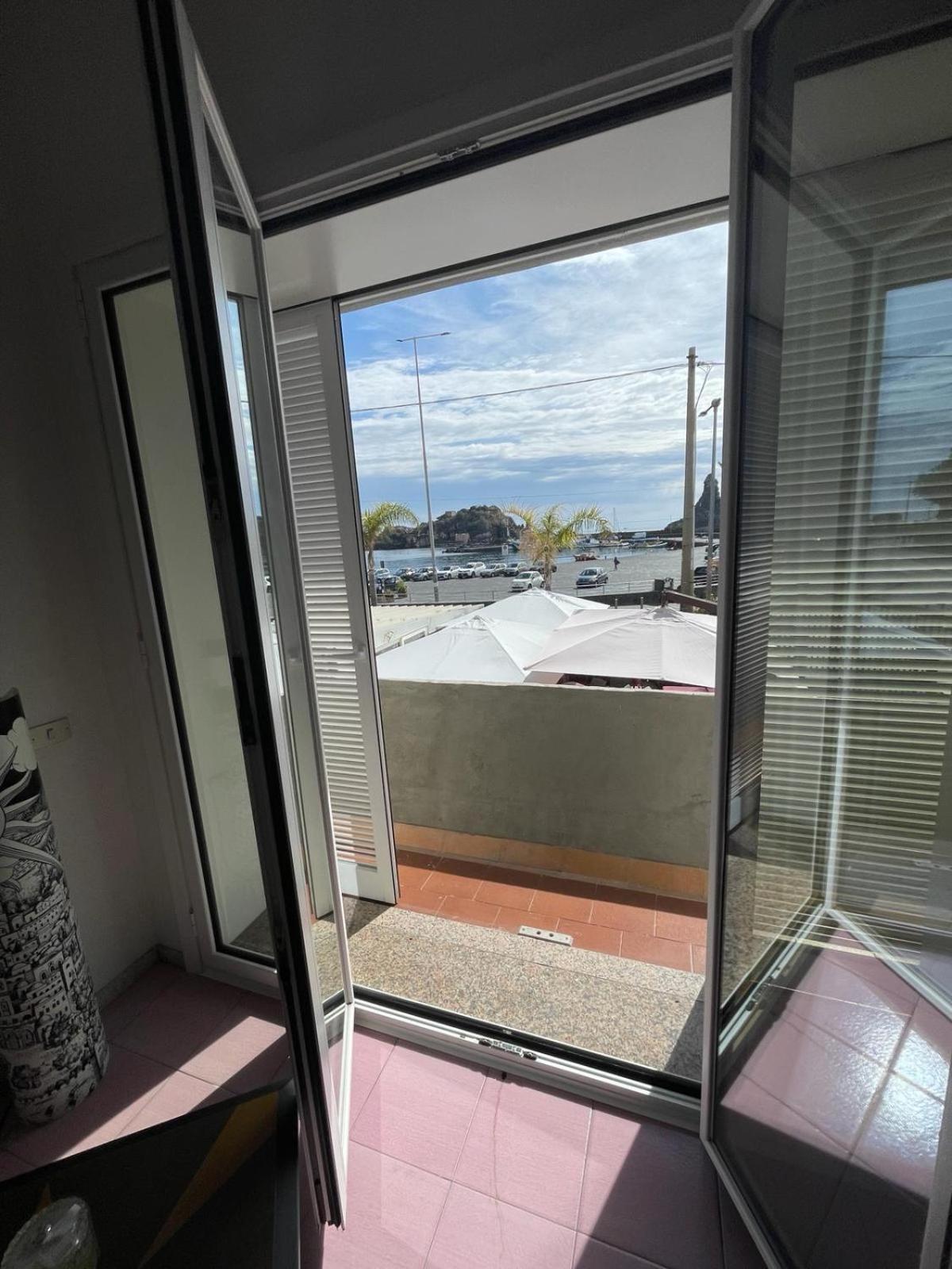 Апартаменты Terrazza Faraglioni Ачитрецца Экстерьер фото